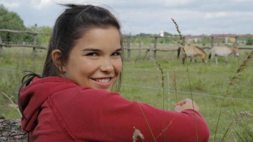 Anna und die wilden Tiere | Rechte: BR | Text und Bild Medienproduktion GmbH & Co.KG Wie wild ist das Wildpferd? | Anna bei einem Gehege in der Döbritzer Heide. Hier werden die einzigen Wildpferde der Welt gezüchtet.