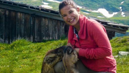 Anna und die wilden Tiere | Rechte: BR | Text und Bild Medienproduktion GmbH & Co. KG Wo pfeift das Murmeltier? | Anna mit zwei Murmeltieren