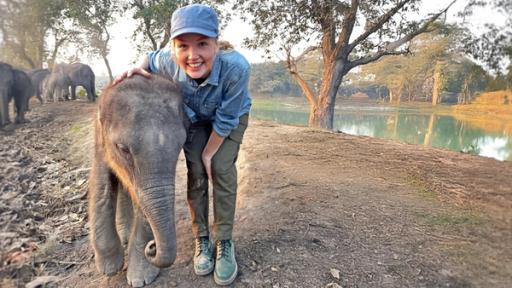 Badespaß mit Indischen Elefanten | In Indien lernt Nina sogar Baby-Elefanten kennen.