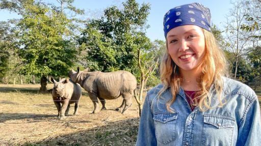 Ein kleines Panzernashorn wird groß | Nina lernt zwei junge Panzernashörner kennen, die in einer Tierauffangstation in Indien großgezogen werden.