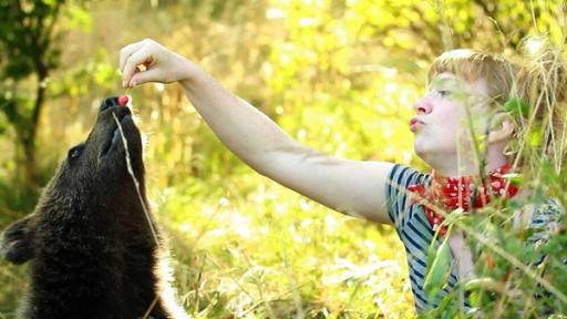 Paula und die wilden Tiere | Rechte: BR | Text und Bild Medienproduktion GmbH & Co. KG Bärengeschwister: Bärenhunger (04) | Paula füttert Bär mit einer Kirsche