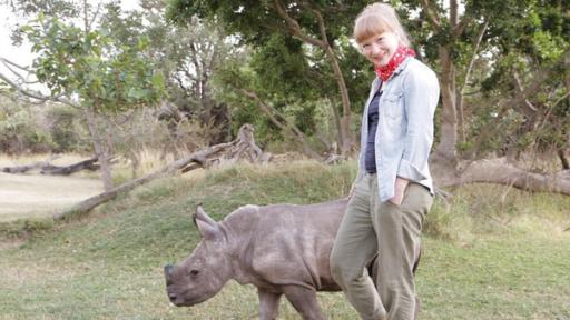 Paula und die wilden Tiere | Rechte: TEXT + BILD Medienproduktion Ganz nah am Nashorn/Paula begleitet ein kleines Nashorn