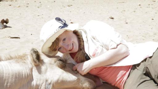 Paula und die wilden Tiere | Rechte: BR | Text und Bild Medienproduktion GmbH & Co. KG Ein Kamel zum Kuscheln | Paula schmust mit einem Kamel