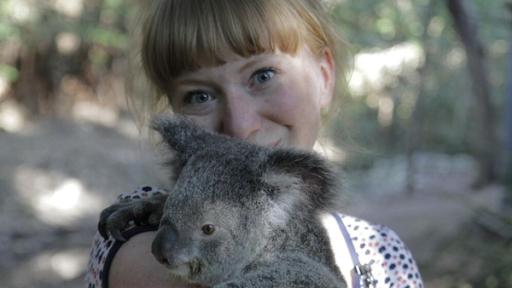 Komm' kuscheln Koala! | Paula mit einem Koala auf dem Arm