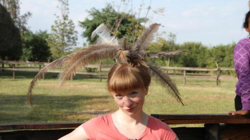 Paula und die wilden Tiere | Rechte: BR | Text und Bild Medienproduktion GmbH & Co. KG Raus zum Strauß | Paula mit einem Kopfschmuck aus Straußenfedern