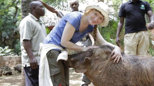 Paula und die wilden Tiere | Rechte: BR | Text und Bild Medienproduktion GmbH & Co. KG Piggy, das Warzenschwein | Paula mit Warzenschwein Piggy