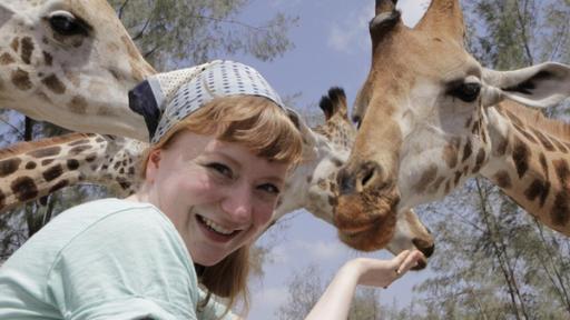 Paula und die wilden Tiere | Rechte: BR | Text und Bild Medienproduktion GmbH & Co. KG Kopf hoch, Giraffe! | Paula mit Giraffen im Hallerpark
