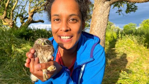 Pia und die wilde Natur | Rechte: BR | Text und Bild Medienproduktion GmbH & Co. KG | Anna-Louise Bath Superflieger auf der Streuobstwiese | Pia hilft einen jungen Steinkauz zu beringen. Die selten gewordenen Eulenvögel finden auf einer Streuobstwiese tolle Nistmöglichkeiten.