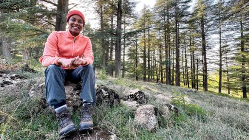 Pia und die wilde Natur | Rechte: BR | Text und Bild Medienproduktion GmbH & Co. KG | Katja Schübl Die Geister vom Atlasgebirge | Pia inmitten des Zedernwaldes im Atlasgebirge.