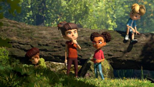 Das kleine Genie | Rechte: © La Station Animation – 2022 Während der Schnitzeljagd im Wald grübelt die Dorfbande, bestehend aus Bohnenstange, Lina, Raphael und Kleiner Fuß über die Lösung nach. Raphael sitzt oben auf einem quer über den Weg liegenden großen Baumstamm, Kleiner Fuß sitzt davor auf dem Waldboden und blickt nach unten, Bohnenstange und Lina stehen nachdenkend vor dem Baumstamm.
