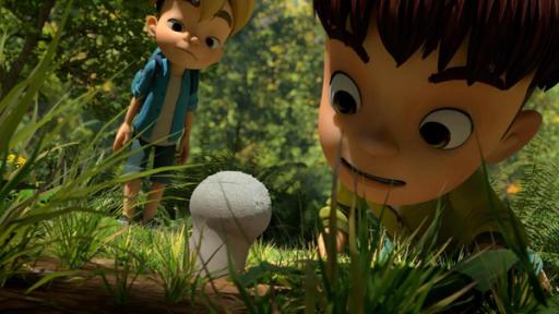 Der Siegerpilz | Rechte: © La Station Animation – 2022 Kleiner Fuß kniet mit großen Augen vor einem schönen, weißen Pilz im Wald. Er fragt sich, ob der Pilz essbar oder giftig ist. Sein Freund Raphael steht mit ratlosem Blick daneben.