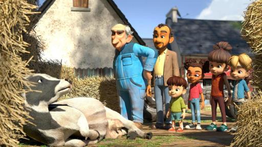 Die Kuh hat die Ruh' | Rechte: © La Station Animation – 2022 Vor Bauer Ludwigs Scheune: Bauer Ludwig, Herr Sharif, der Papa von Lina, Kleiner Fuß, Lina, Bohnenstange und Raphael stehen erwartungsvoll vor Kuh Margot, die am Boden liegt und hoffentlich bald kalben wird.