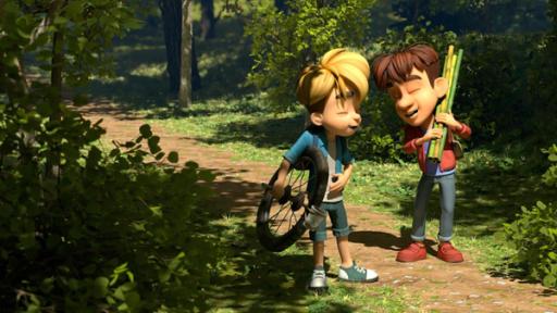 Raphael und Hase sind gemeinsam auf einem Waldweg unterwegs und sind bestens gelaunt. Raphael hat ein Rad seines Fahrrades unter dem Arm, während Hase einige Bambusstäbe geschultert hat.