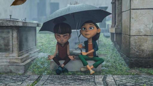 Miese Laune | Rechte: © La Station Animation – 2022 Bohnenstange sitzt gemeinsam mit Frau D. Lee auf einem alten Grabstein auf dem Friedhof. Bohnenstange hat die Augen geschlossen und ist in sich vertieft. Sie versucht sich zu entspannen. Ihre Beine sind überkreuzt, die Hände liegen auf ihren Knien, Daumen und Zeigefinger berühren sich jeweils. Frau Dr. Lee hält einen Regenschirm, der beide vor dem starken Regen schützt.