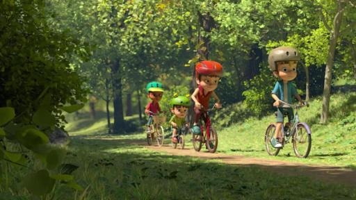 Vom Pech verfolgt | Rechte: © La Station Animation – 2022 Lina, Kleiner Fuß, Bohnenstange und Raphael sind an einem sonnigen Tag auf einem Waldweg mit ihren Fahrrädern unterwegs. Alle Kinder tragen Fahrradhelme.