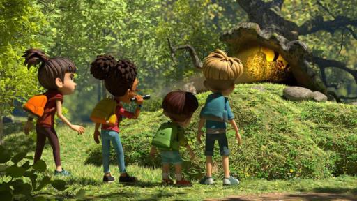 Was summt denn da ? | Rechte: © La Station Animation – 2022 Die Dorfbande steht tagsüber, ihre Rucksäcken auf den Rücken tragend, im Wald vor einer mit Gras bewachsenen Anhöhe. Lina hält eine Taschenlampe in der Hand und leuchtet in eine Höhle hinein. Die Höhle befindet sich unter einem schräg umgekippten, alten Baumstamm. Im Lichtschein der Taschenlampe ist in der Höhle ein großes Hornissennest erkennbar. Bohnenstange, Lina, Kleiner Fuß und Raphael blicken gespannt aber in sicherem Abstand auf das Nest.