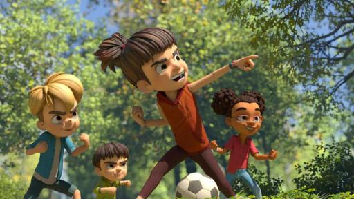 Willkommen im Dorf (4) | Rechte: © La Station Animation – 2022 Eine Szene im Wald beim Fußballspielen: Siegesgewiss und angriffsbereit feuert Bohnenstange ihre Bande an. Der Fußball liegt zwischen ihren Beinen und sie zeigt auf etwas. Hinter ihr aufgestellt stehen Raphael, ihr jüngerer Bruder Kleiner Fuß und Lina.