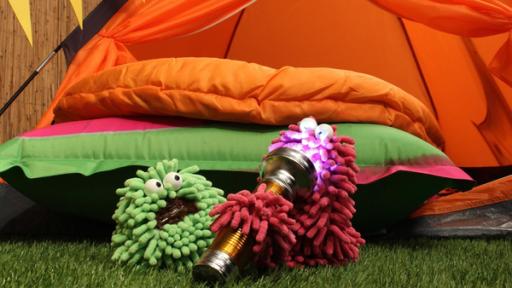 28. Zeltdrachen | Rechte: Trikk17 - Trikk17 Wisch und Mop sitzen mit einer Taschenlampe vor dem Zelt