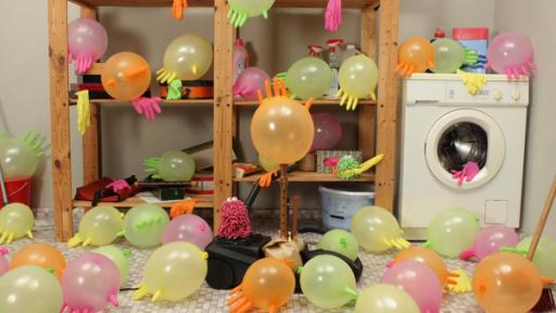 39. Ballonfabrik | Rechte: Trikk17 - Trikk17 Wisch und Mop blasen mit dem Staubsauger Gummihandschuhe zu Ballons auf
