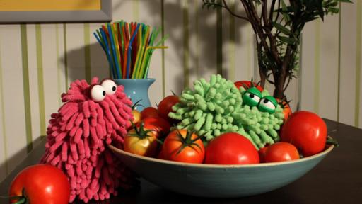 29. Tomatenbaum | Rechte: Trikk17 - Trikk17 Wisch und Mop begutachten eine Schale Tomaten