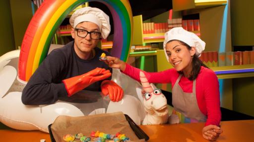 Einhornhaufen | Rechte: WDR Ralph und Clarissa backen bunte Kekse.