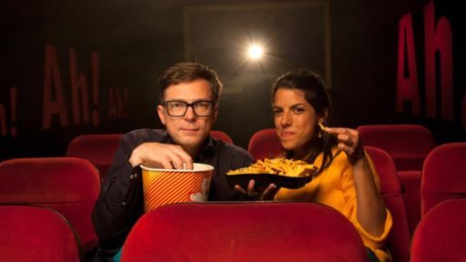 Ganz kleines Kino | Rechte: WDR Clarissa und Ralph sitzen in roten Kinosesseln und halten Popcorn und Nachos in den Händen.