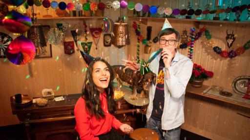 Partykeller | Rechte: WDR Clarissa und Ralph sitzen mit Partyhüten im dekorierten Partykeller