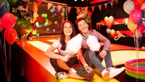 Von oben nach unten, von hinten nach vorne | Rechte: WDR Clarissa und Tarkan im Studio mit Zuckerwatte in den Händen