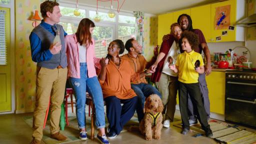 Die Überraschung | Rechte: ZDF Simon, Tess, Toms Großeltern, seine Mutter Zoe und ihr Freund Clemens stehen mit Tom und Wuffel in der Küche. Alle sehen sehr glücklich aus.