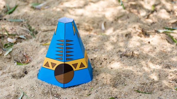 blaues Deko-Tipi aus Papier steht im Sand