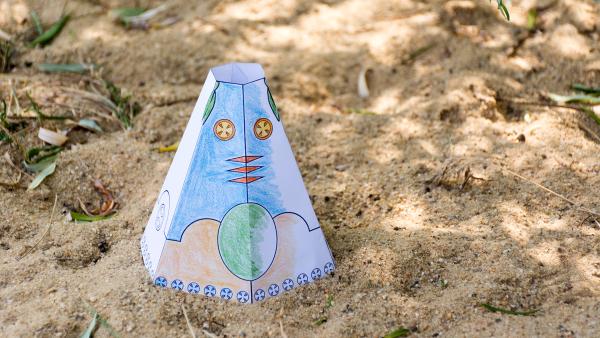 Deko-Tipi aus Papier steht im Sand