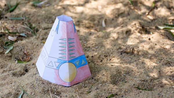 Deko-Tipi aus Papier steht im Sand