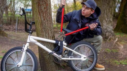 Young Crime - Teaser - Staffel 3 - Selbstjustiz Fahrradklau | Rechte: ZDF Ein Junge knackt mit einer großen Zange ein Fahrradschloss