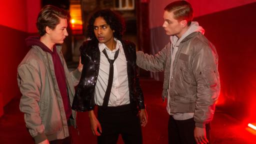 Young Crime - Teaser - Staffel 3 - Angriff auf einen schwulen Jungen | Rechte: ZDF Zwei Jungen halten einen Dritten gepackt und schauen ihn bedrohlich an