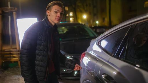 Young Crime - Teaser - Staffel 3 - Autokratzer mit Zerstörungswut | Rechte: ZDF Ein junger Mann zerkratzt den Lack eines Autos