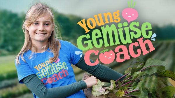 Links Mira lächelnd mit einem Korb Gemüse im Arm. Recht das Logo von Young Gemüse Coach. Im Hintergrund ein Feld und Baumgruppen.