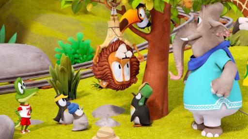 Lionel hat Schluckauf | Rechte: ZDF Lionel (mi.) hängt kopfüber von einem Baum. Er ist umringt von Zootieren, die ihn gespannt beobachten.
