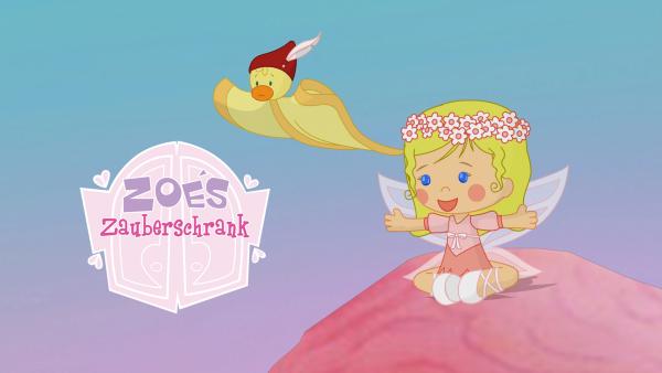 Zoé sitzt verkleidet als Fee auf einem rosa Hügel und ihre Ente fliegt neben ihr her.