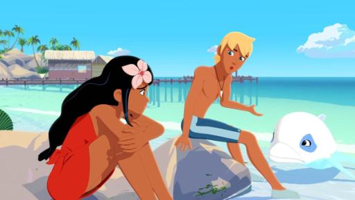 Timeti und Yann sitzen am Strand auf Steinen, die aus dem Wasser ragen. Vor ihnen im Wasser schwimmt Zoom. Hinter ihnen erstreckt sich die Bucht mit Bootsstegen und Hütten darauf. Yann spricht zu Timeti. Alle schauen einander ernst an.