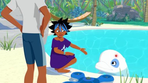 Dialog mit Zoom | Rechte: © Media Valley/ Marzipan Films - 2024 Maimiti kniet an einem Pool, in dem Zoom vor ihr schwimmt. Yann steht seitlich neben Maimiti und Zoom. Zoom hat einen roten Knopf am Kopf und Maimiti deutet mit ihrer linken Hand auf den Delfin. Eine Drohne liegt am Beckenrand.