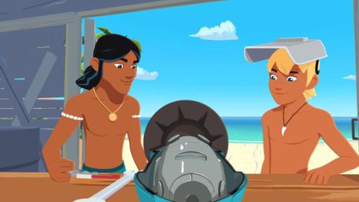 Auru und Yann stehen nebeneinander in der offenen Werkstatt vor einer Werkbank. Darauf liegt ein umgebauter Motor mit Propeller. Beide schauen zustimmend auf den Motor. Hinter ihnen öffnet sich der Blick auf den Strand, den blauen Himmel und das Meer.