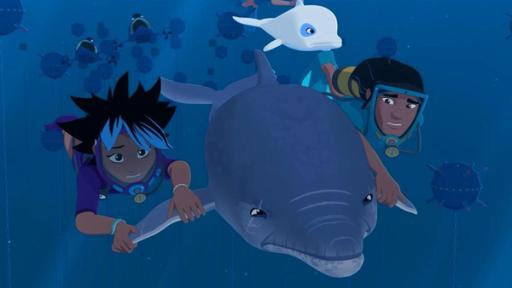 Unter Wasser im Meer: Maimiti und Auru halten sich an den Flossen von Delfin Igor fest, der sie durchs Wasser zieht. Ihnen folgen Yann und Zoom. Yann sitzt auf dem Rücken von Delfin Zoom. Um sie herum sind Unterwasserdrohnen und einigen Unterwasserminen.