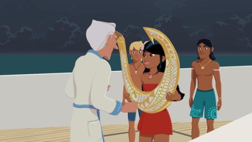 Insel unter Wasser | Rechte: © Media Valley/ Marzipan Films - 2024 Van Krook steht an Deck eines Schiffes vor der erfreut schauenden Timeti, die einen großen goldenen Haken mit ornamentalen Verzierungen in beiden Händen hält. Van Krook zeigt mit dem rechten Zeigefinger auf den Haken. Hinter Timeti stehen Yann und Auru und schauen erstaunt zu Van Krook.