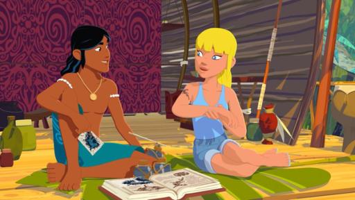 Krokodilstränen | Rechte: © Media Valley/ Marzipan Films - 2024 Auru sitzt auf der Terrasse einer Holzhütte neben Clarissa und schaut sie stolz an. Clarissa hat den rechten Arm etwas angehoben und zeigt Auru ein Tattoo auf ihrem Oberarm. Sie schaut nachdenklich. Vor den beiden liegt ein aufgeschlagenes Buch sowie Pinsel und Tinte.