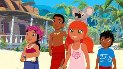 Marina und die Piratenbande | Rechte: © Media Valley/ Marzipan Films - 2024 Tevaiti, Onaku, Marina und Kai stehen am Strand nebeneinander und schauen aufmerksam nach vorne. Hinten links ist ein Holzhaus mit einer Veranda zu sehen, weiter im Hintergrund säumen Palmen den Strand.