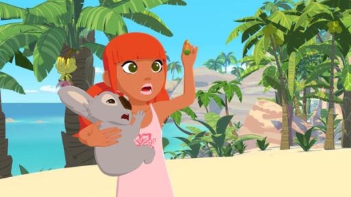 Marina steht mit Koala Raoul auf dem rechten Arm im Sand. Mit der linken Hand hält sie einen grünen Ohrring hoch. Hinter ihr sieht man Palmen und Büsche und das Meer.