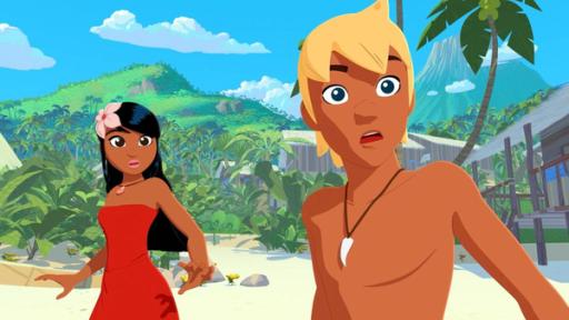 Tag der Streiche | Rechte: © Media Valley/ Marzipan Films - 2024 Timeti und Yann stehen am Strand und schauen sehr erschrocken nach vorne. Hinter ihnen sieht man grün bewaldete Hügel und in der Ferne den Gipfel eines Vulkans. Eine Holzhütte steht am rechten Bildrand hinter zwei Palmenbäumen.