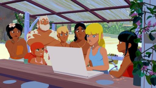 Viel Ärger im Paradies | Rechte: © Media Valley/ Marzipan Films - 2024 Clarissa steht unter einem Verandadach vor einem Laptop, der auf einer Theke steht. Um sie herum stehen Maeva, Marina, Onkel Patrick, Yann, Auru und Timeti. Sie alle schauen gebannt zu Clarissa.