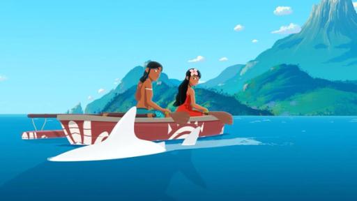 Weiß wie Zoom | Rechte: © Media Valley/ Marzipan Films - 2024 Der weiße Hai Omaroua schwimmt neben einem traditionellen Kanu her, in dem Auru und Timeti hintereinander sitzen. Beide schauen gespannt zu dem Hai. Im Hintergrund ist die Küste mit bewaldeten Hügeln und einem hohen Berg zu sehen.