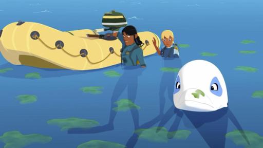 Wirklich gute Freunde | Rechte: © Media Valley/ Marzipan Films - 2024 Auru und Yann sind mit Taucheranzügen im Meer und halten sich an einem Schlauchboot fest. Delfin Zoom schwimmt vor ihnen im Wasser, auf dem grüne Flecken an der Wasseroberfläche zu sehen sind.
